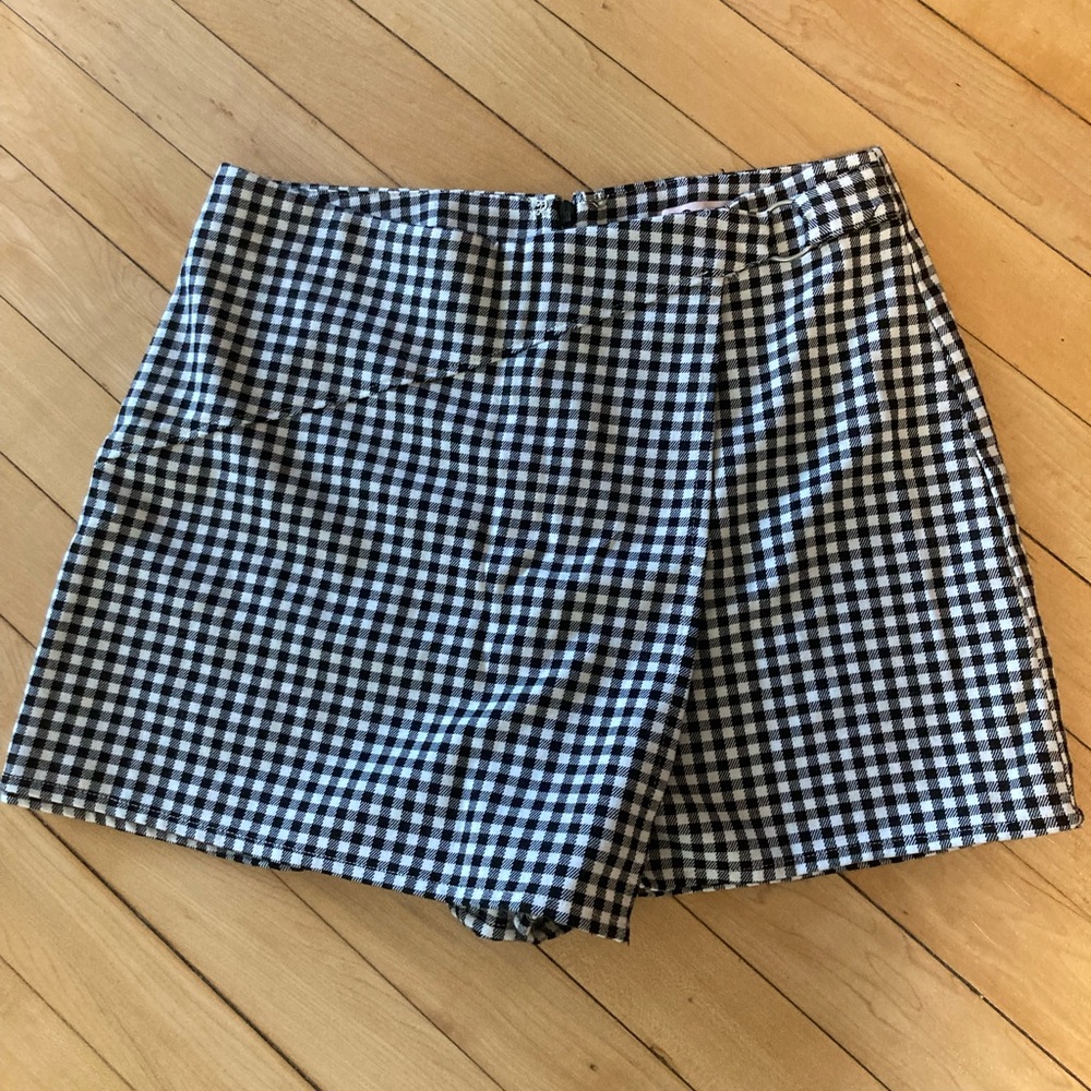 Black and white gingham print mini skort